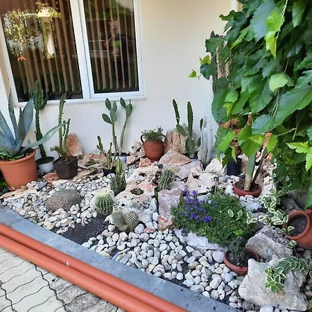 Central, 1 Bed Apt, 3* Yassen Apartament *